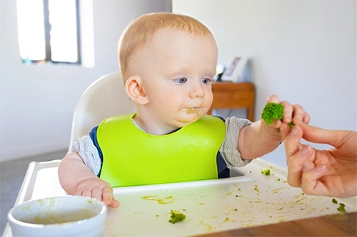 bimbo che mangia i broccoli, che posso provocare cacca verde nel neonato