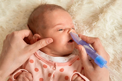 Lavaggi nasali al neonato con soluzione fisiologica