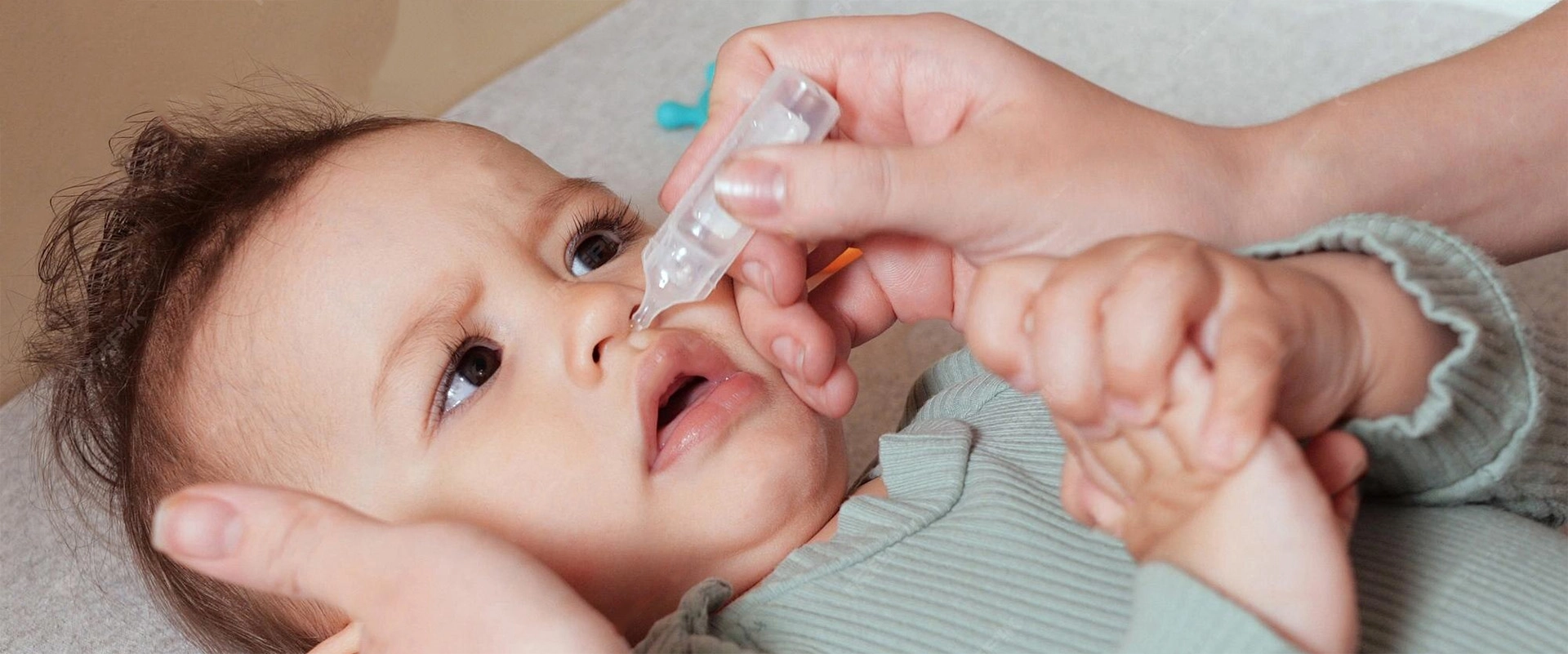Lavaggi nasali al neonato: come farli e perché