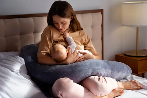 Mamma che allatta il neonato al seno
