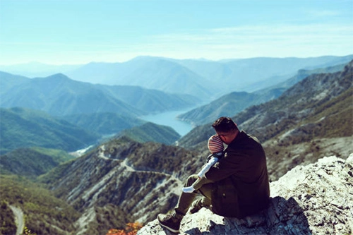 Papà e neonato in montagna