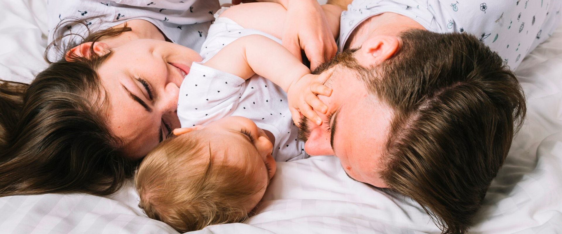 Neonato nel lettone: pro e contro del co-sleeping