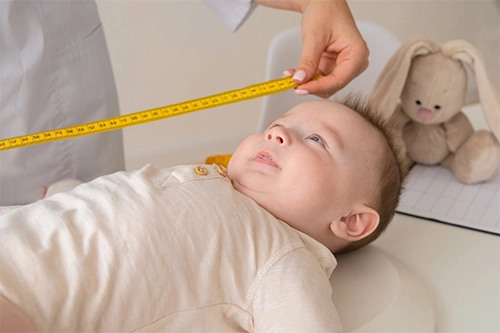 Misurazione dell’altezza del neonato per determinare i percentili di crescita