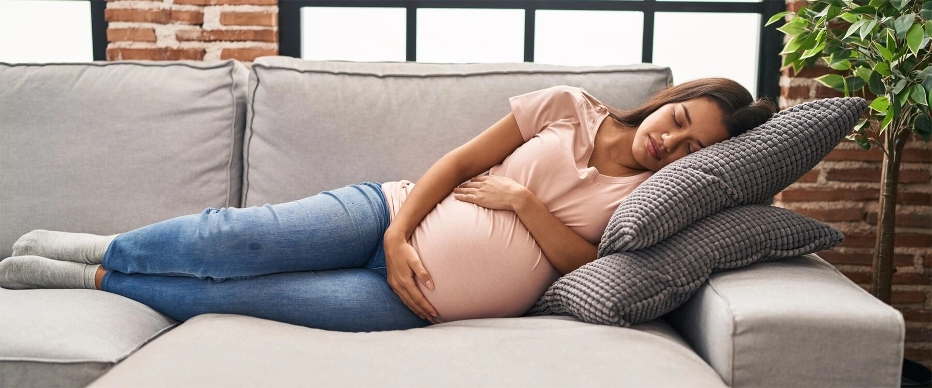 Le migliori posizioni per dormire in gravidanza: come riposare bene con il pancione